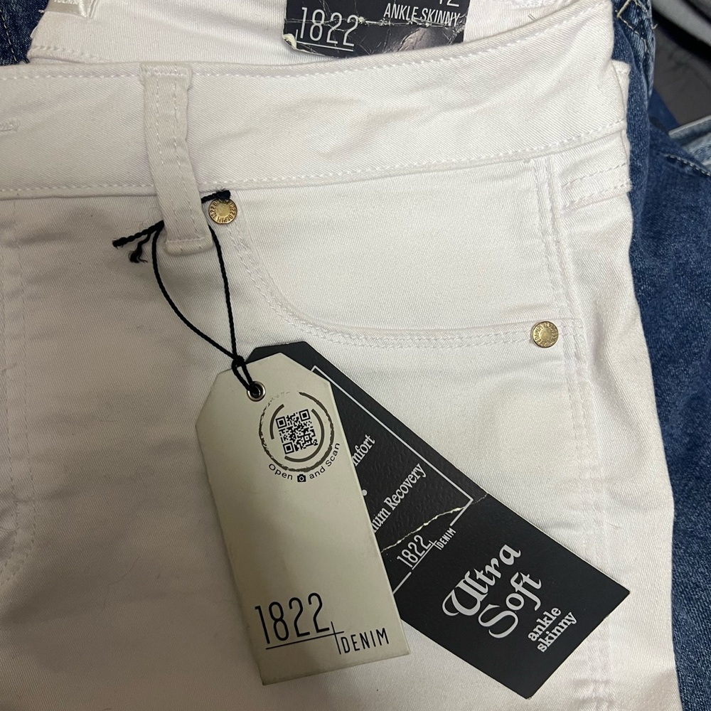 1822 brand NWT!
White jeans, ankle/skinny. 1822 brand - Size 12